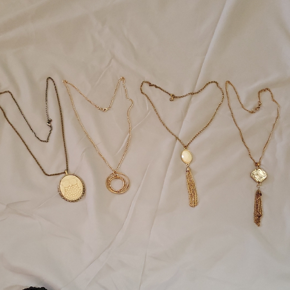 Elegant Gold and Cream Necklace Set